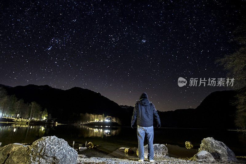一个成年人在夜晚站在湖边