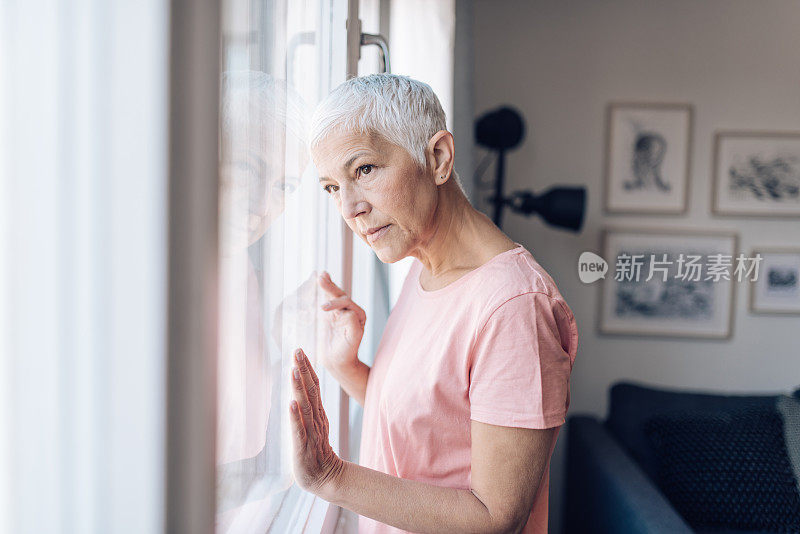 一个老女人从窗户往外看