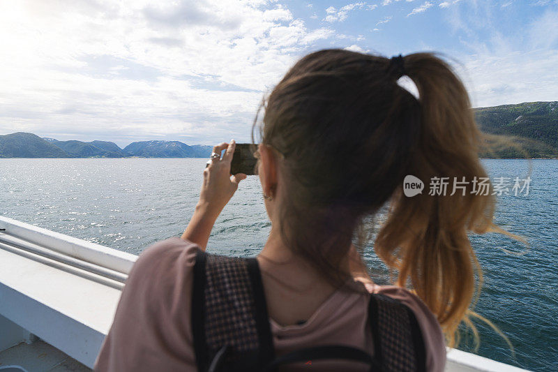 通勤妇女旅行:头发在风中一渡船