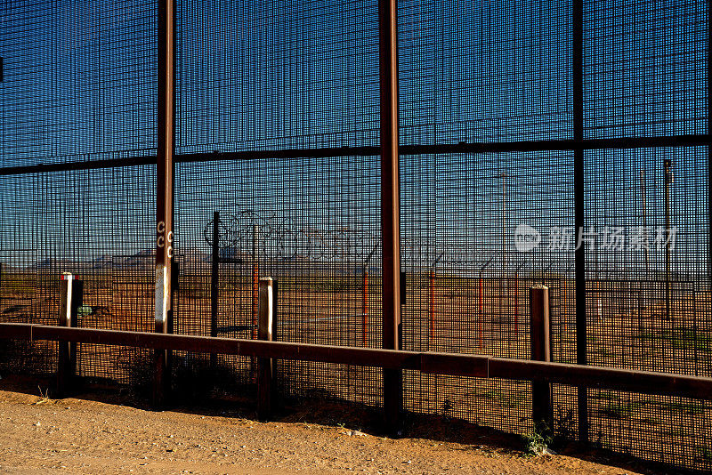 圣特蕾莎过境点附近的国际边境墙的美国一侧