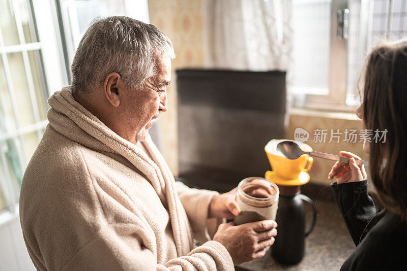 爷爷和孙女在家里煮咖啡