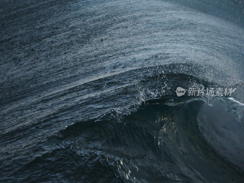 海浪顶破和泡沫