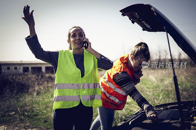 两个蒙面女人开着一辆破车