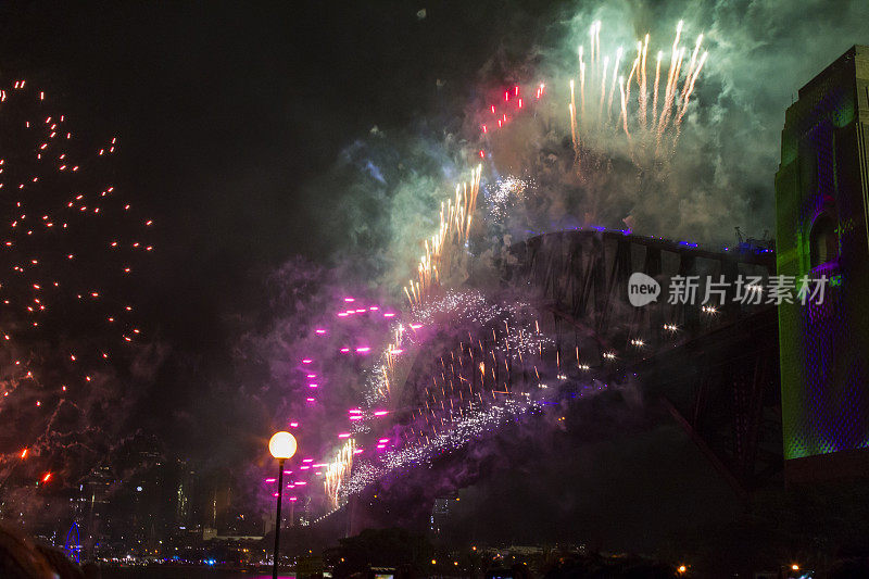 悉尼海港大桥在2020年新年前夜的烟花欢迎秀上