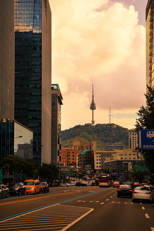 首尔-日落时分从街上看到的N塔