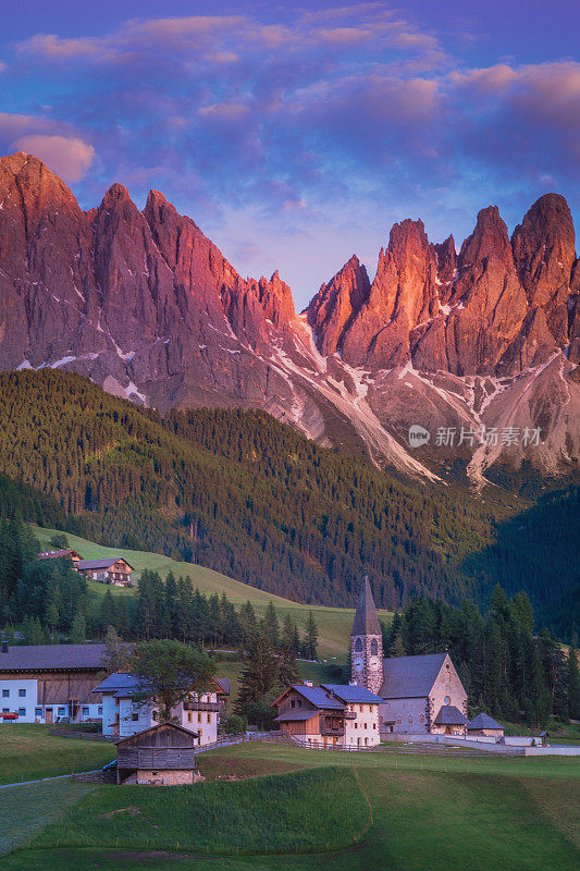 意大利阿尔卑斯山Dolomites，田园诗般的圣玛格达莱纳风景和日落教堂