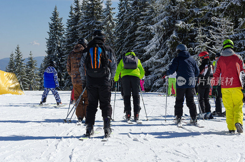 喀尔巴阡滑雪胜地乌克兰布科维尔2020年2月29日极限运动滑雪在山上滑雪的人们