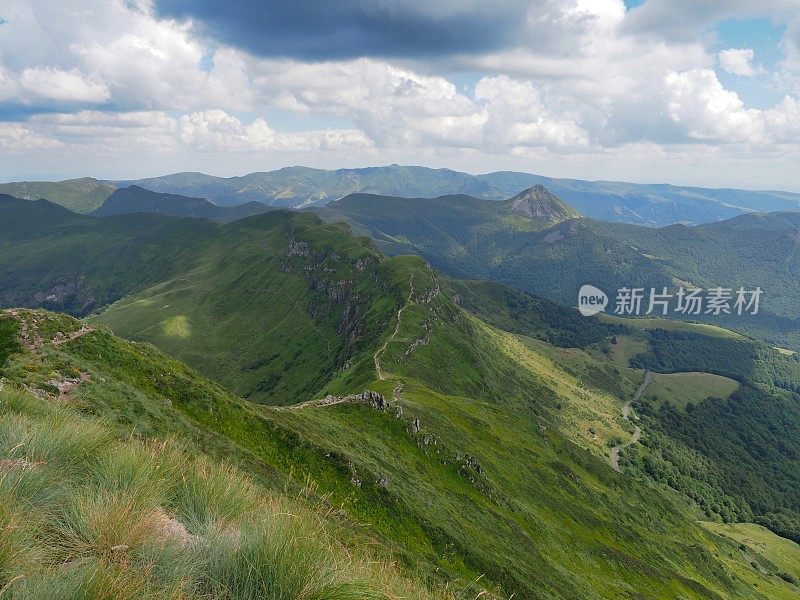 法国康塔尔山脉的火山景观