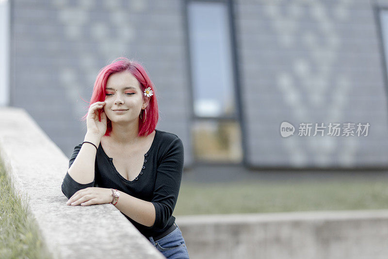 染红头发的年轻女子