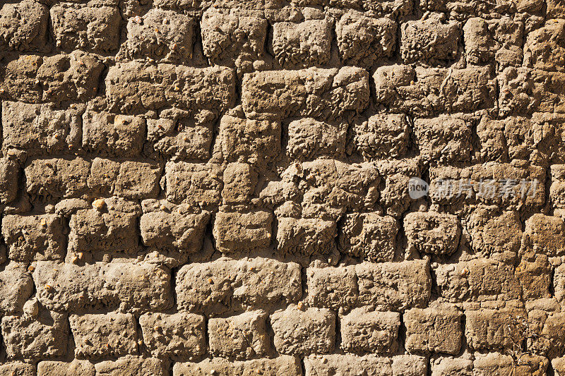 用粗糙的泥砖砌成的古老的乡村墙