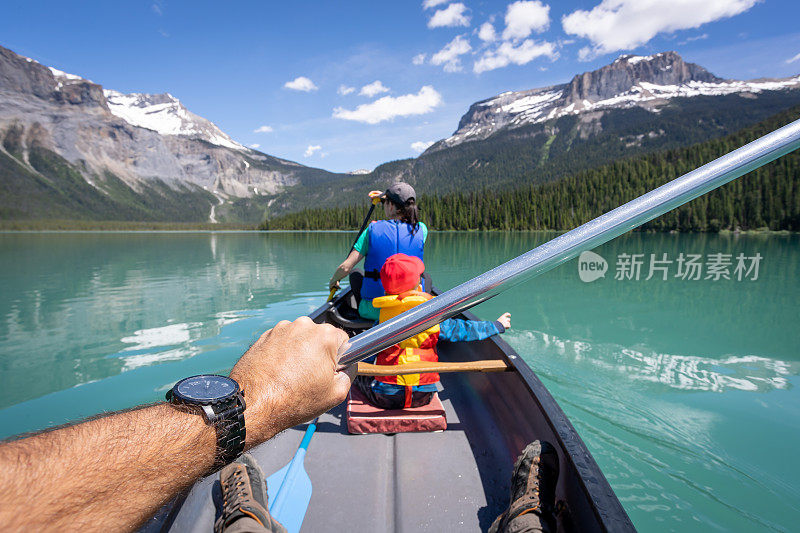 加拿大，不列颠哥伦比亚省，尤霍国家公园，夏天翡翠湖的家庭皮划艇
