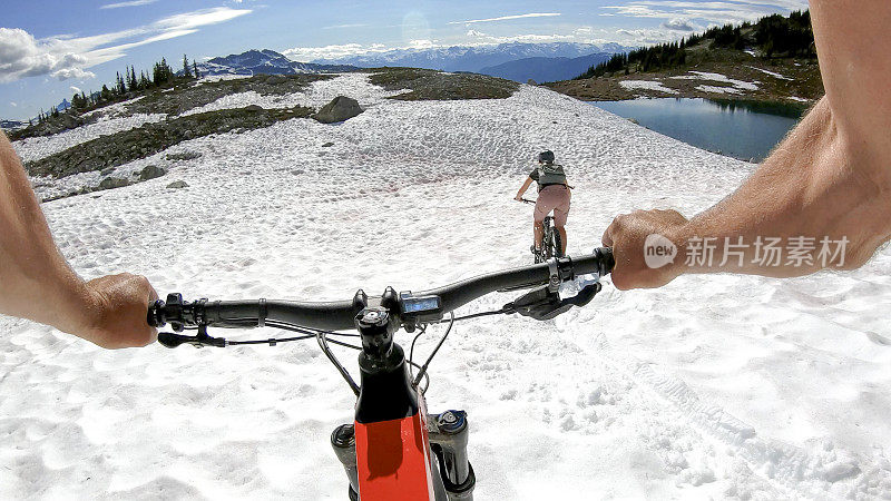 山地电动自行车从雪山斜坡上骑下来