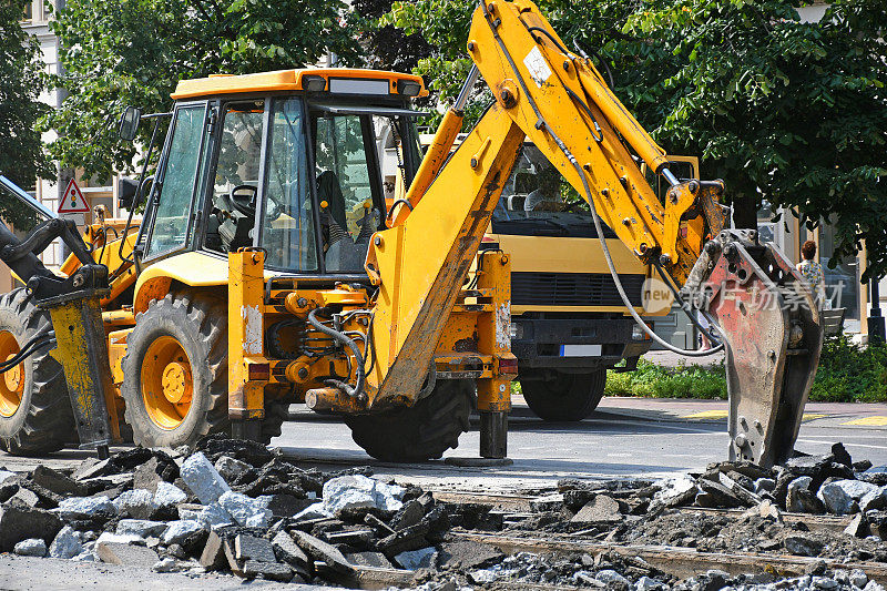 在道路施工中打碎沥青