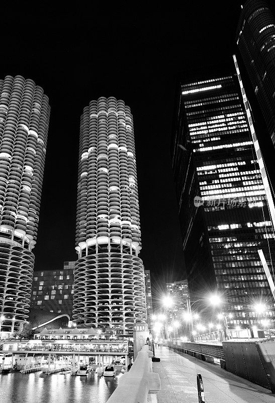 芝加哥的摩天大楼。黑色和白色。