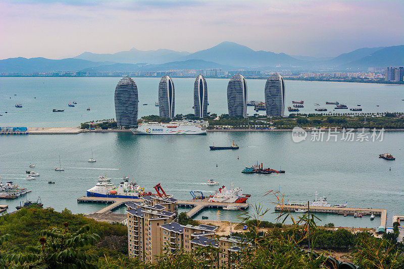 美丽的凤凰岛全景在三亚市，海南岛，中国。三亚凤凰岛总统度假公寓。