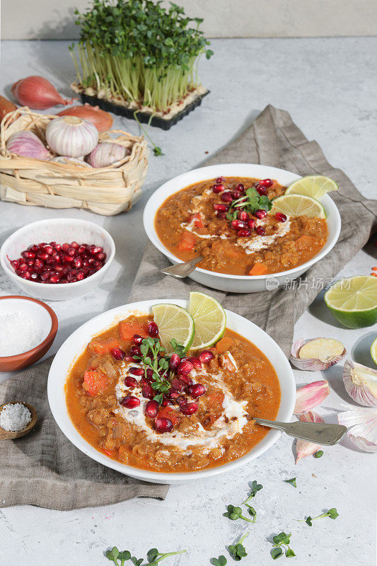 素食摩洛哥扁豆汤与石榴碗