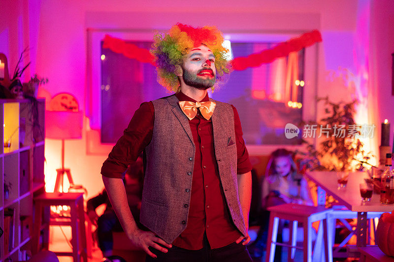 一个年轻人在万圣节的晚上穿着小丑服装的肖像