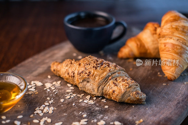 新鲜牛角面包加蜂蜜，再来一杯咖啡