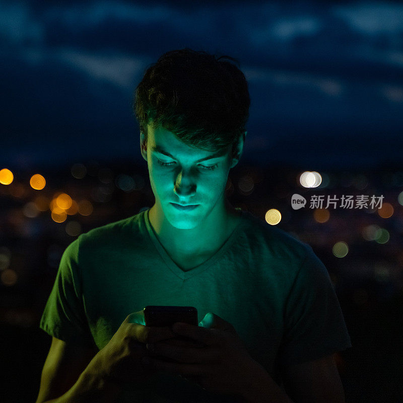 青少年在黄昏使用智能手机