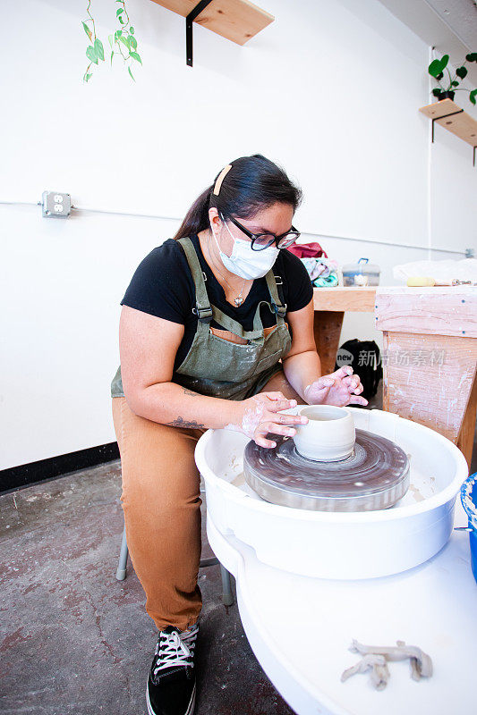在陶瓷工坊艺术工作室工作的妇女
