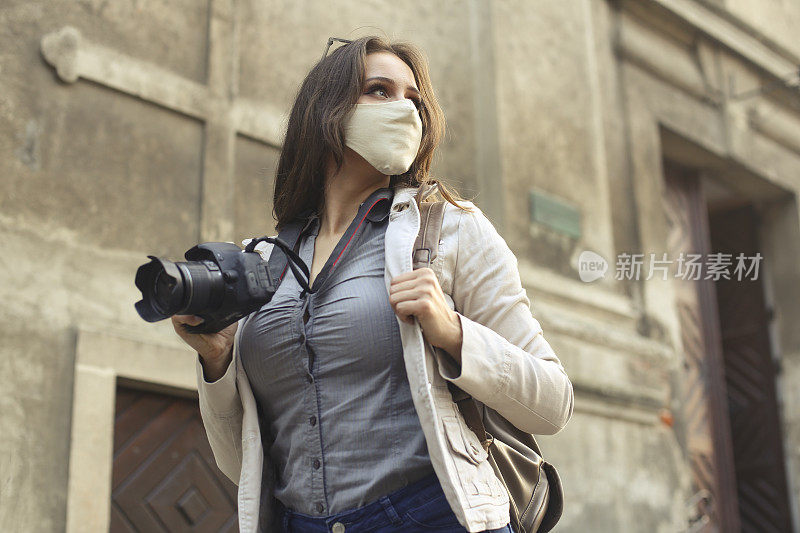 年轻女性在疫情期间旅行