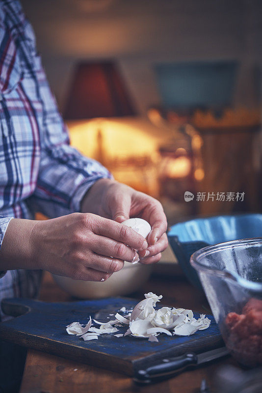 在家庭厨房里准备英式苏格兰鸡蛋