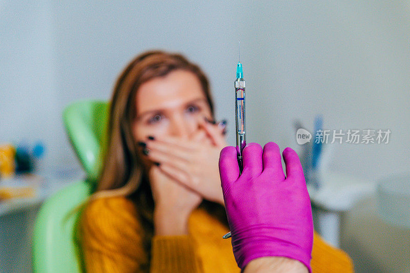 牙医给女病人麻醉