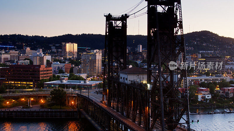 夏日夜晚，无人机拍摄波特兰的钢桥