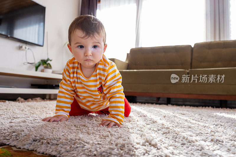 小男孩在地板上爬