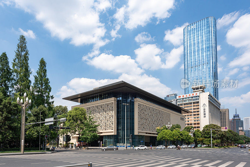四川大剧院大楼映衬着成都的蓝天