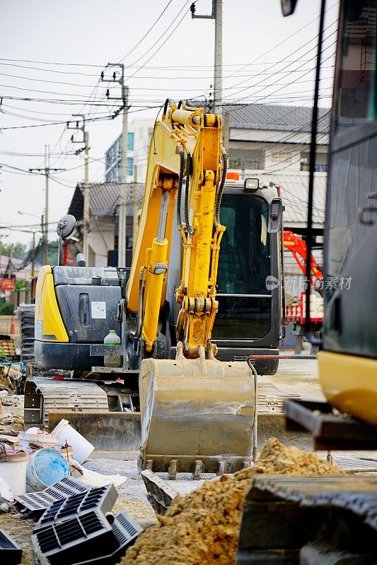 挖掘机在施工道路上