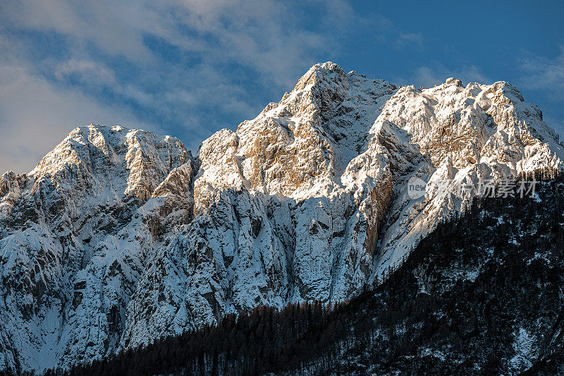 冬季的雪景庞塞山在朱利安阿尔卑斯山，戈伦斯卡，欧洲斯洛文尼亚