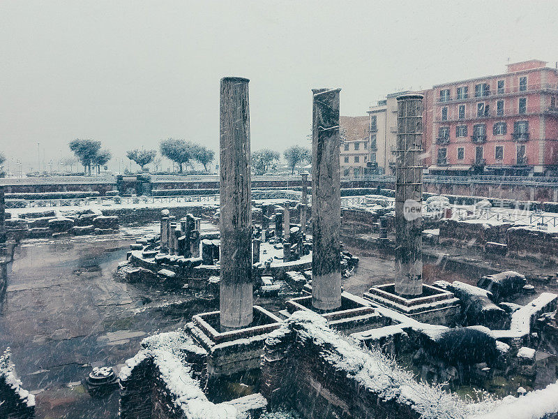 意大利那不勒斯波佐利雪景塞拉皮德纪念碑