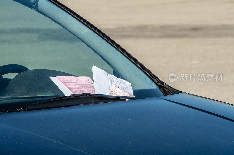一辆停在佛罗伦萨米开朗基罗广场非停车场的汽车挡风玻璃上的罚款。