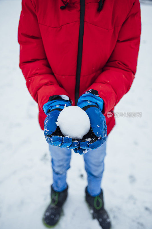 小男孩拿着雪球