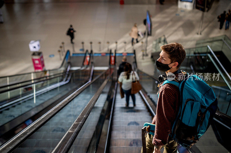 在机场戴口罩的男性旅客