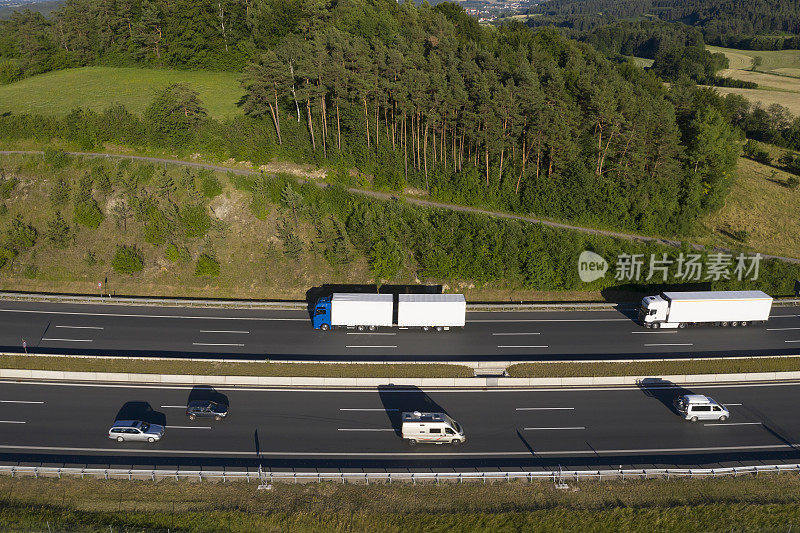 公路与卡车在农村地区，鸟瞰图