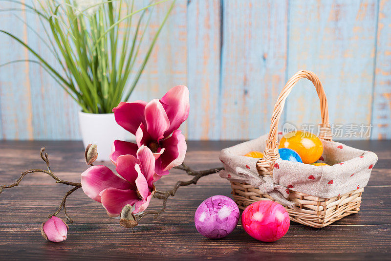 复活节。篮子与彩绘复活节彩蛋，木兰和植物