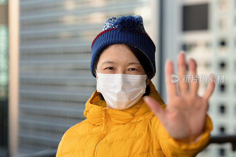 戴着口罩的女人示意停车