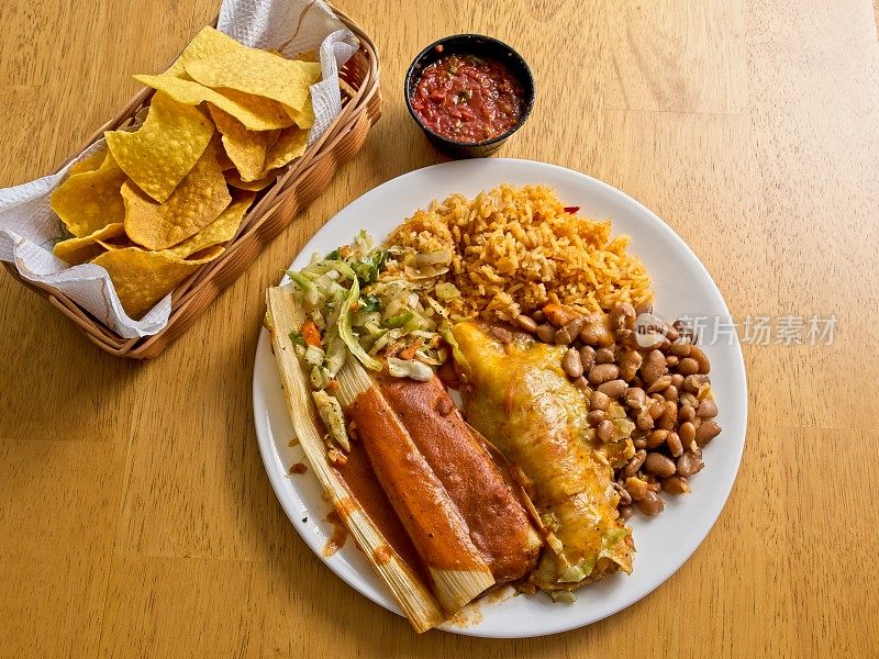 美味的墨西哥食物盛在一张硬木桌子上