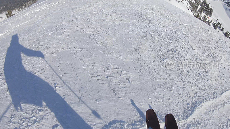 当滑雪者穿过厚厚的粉雪下斜坡时的POV