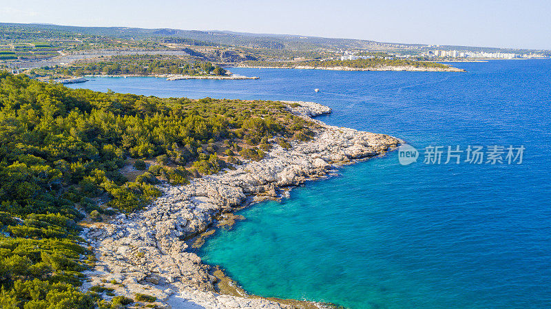 Narlikuyu海岸线和岛屿部分与蓝色地中海无人机从Mersin，土耳其