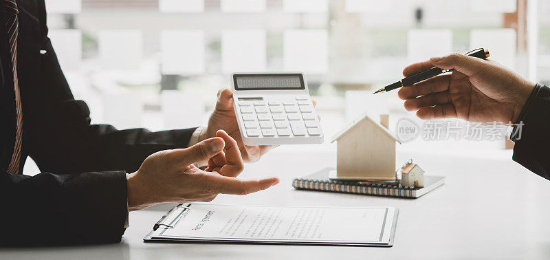房地产经纪人向客户提出并咨询，决定签订保险表格协议，买卖房屋模型，有关按揭贷款的提供和房屋保险