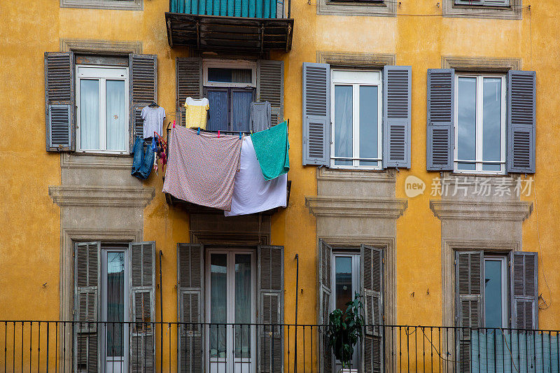 法国里维埃拉美丽的建筑和挂洗衣房，法国尼斯