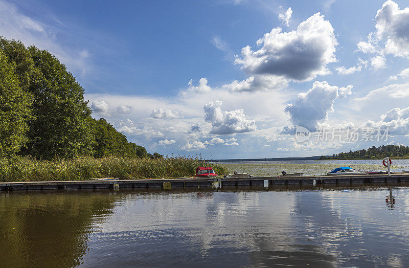 美丽的湖滨夏日景观。停在岸边的船。瑞典。