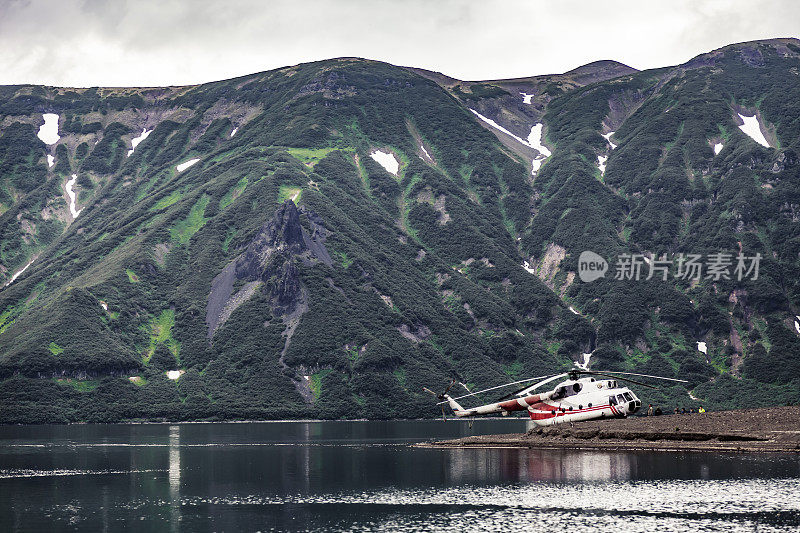 直升机降落在俄罗斯堪察加半岛千岛湖