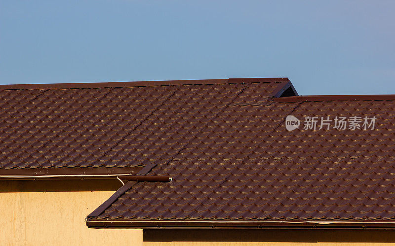 屋顶金属板。现代化的屋面材料