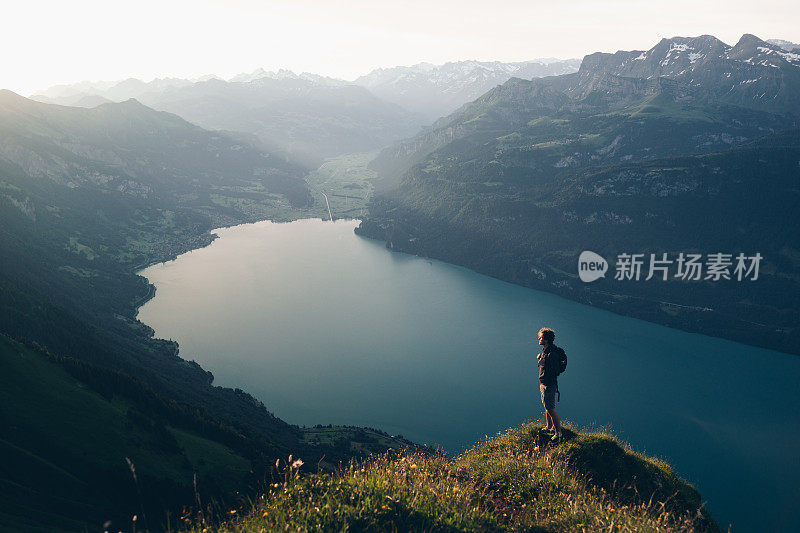 日出时，徒步旅行者在山上的观景点放松