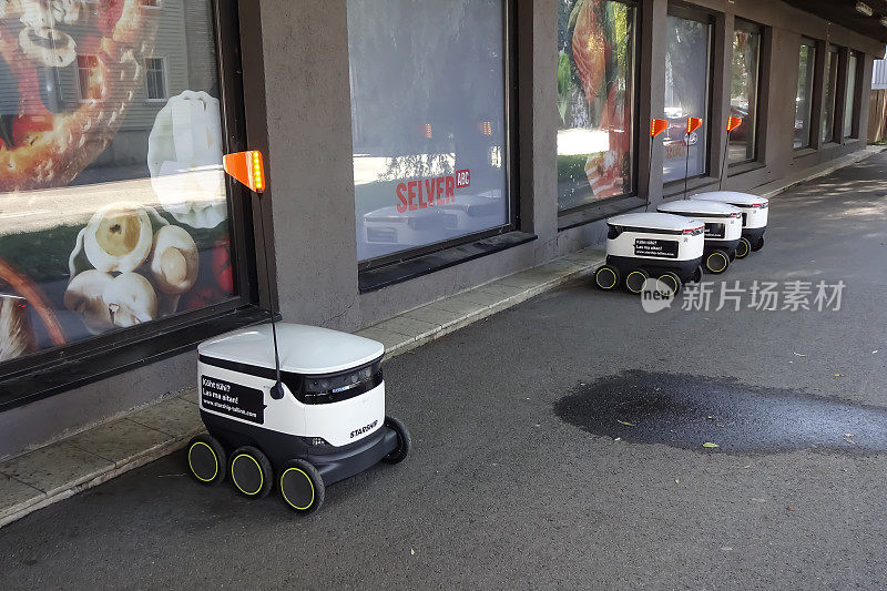 欧洲，爱沙尼亚，塔林——2021年9月26日:Pelgulinna区，四艘用于送餐的现代自动机器人Starship停在杂货店Selver附近等待