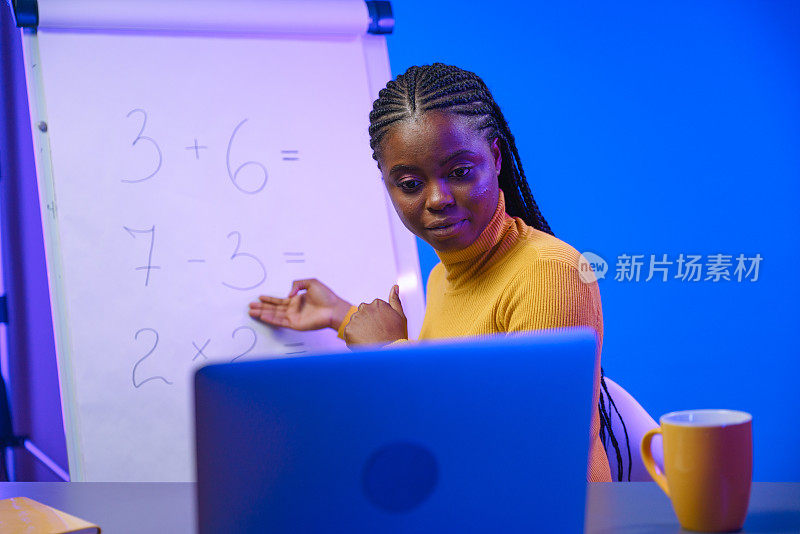 一位年轻漂亮的女教师正在白板上展示算术题，记录她的在线数学课